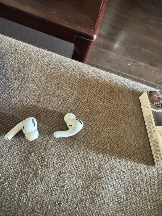 Продаю оба ухо Airpods pro