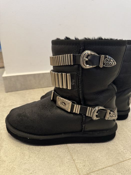 Cizme tip UGG cu accesorii metalice