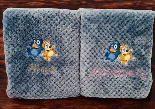 Patura brodata personalizata pentru copii cu catel albastru