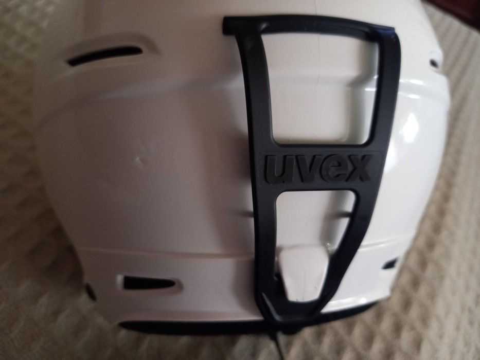 Дамска ски каска UVEX