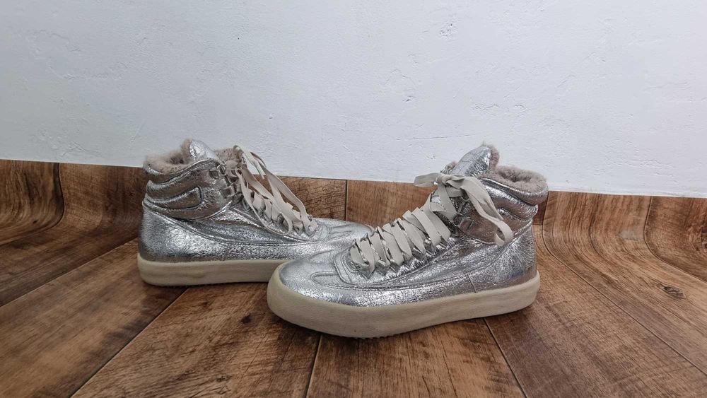 Високи металик кецове на Зара и маратонки Адидас Ориджинълс