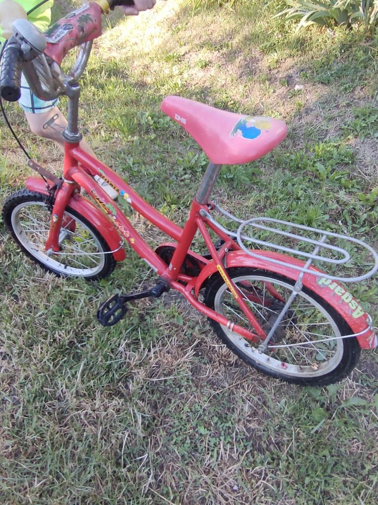 Vând bicicleta pentru copii plus cadou casca