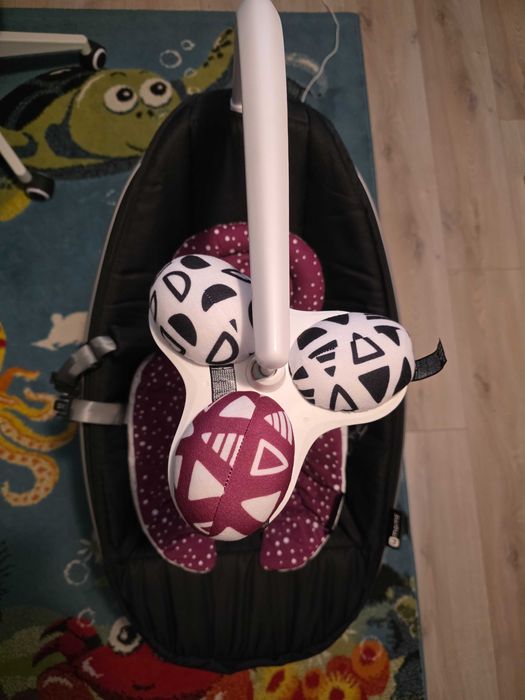 mamaRoo 5.0 Електрическа бебешка люлка черна с бонус подложка за бебе