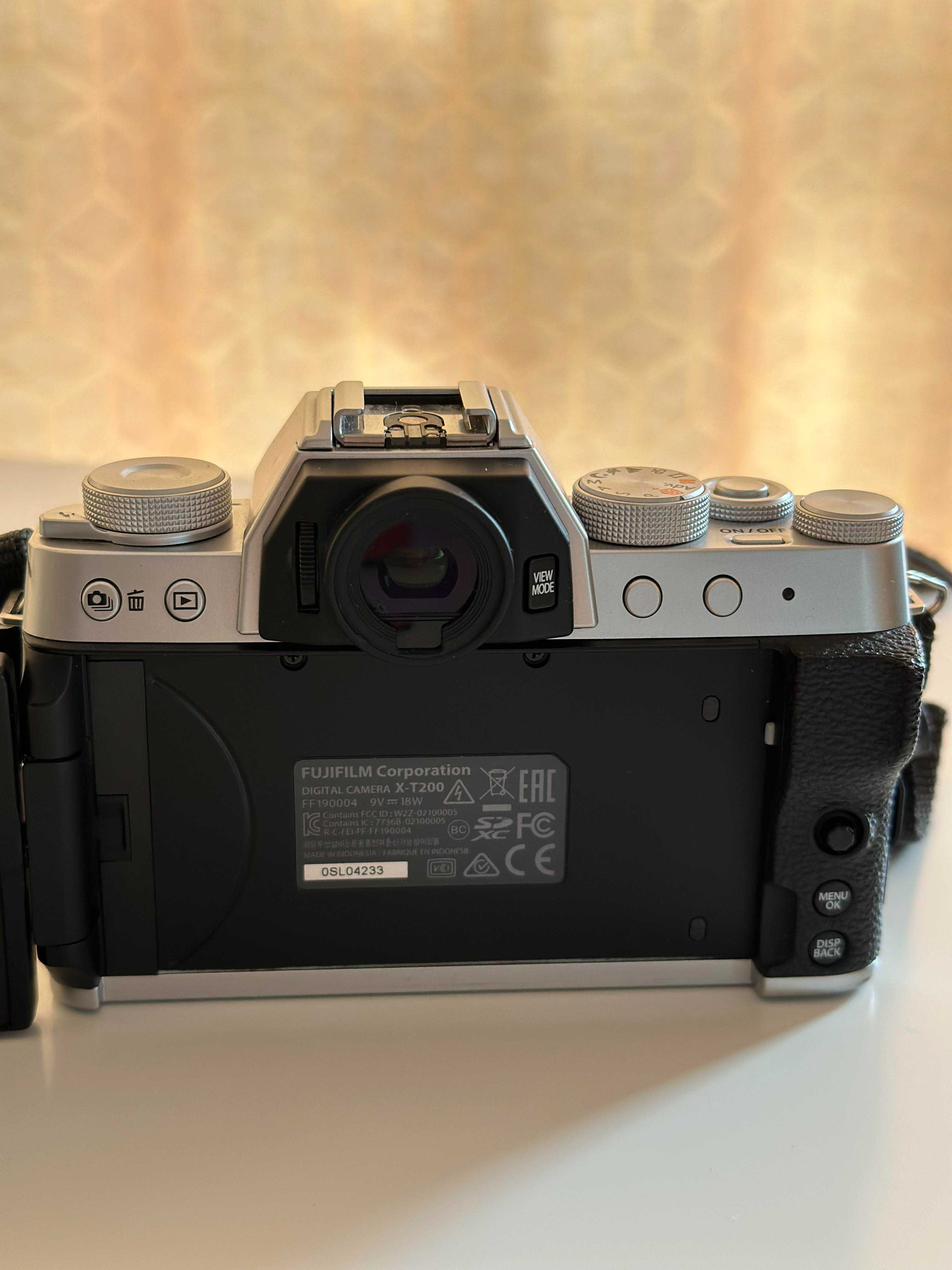 Aparat foto Mirrorless Fujifilm X-T200 + Obiectiv XC 15-45 mm