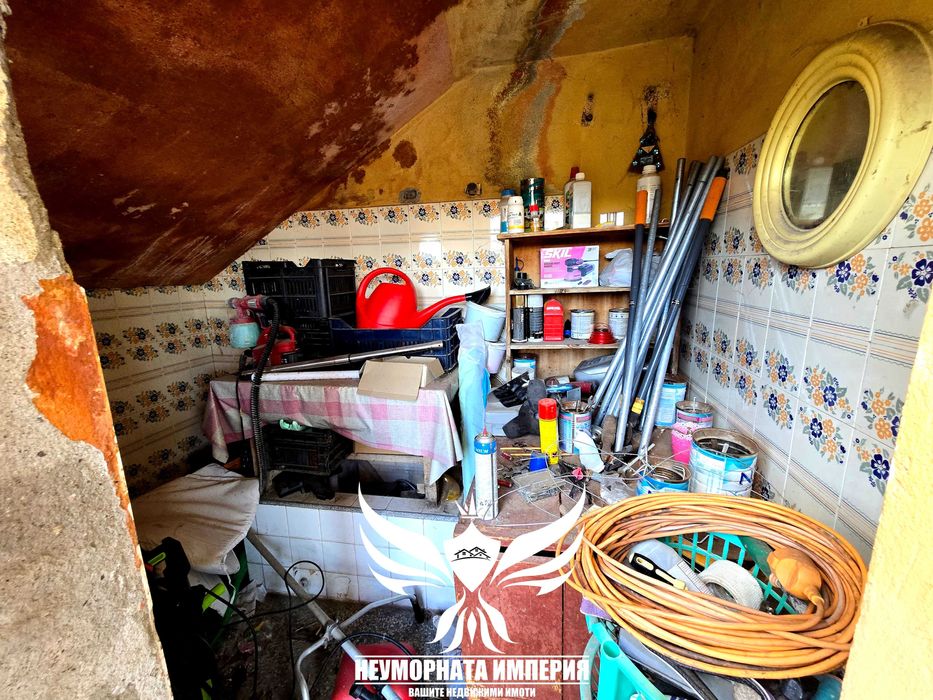 Продавам двуетажна къща 240РЗП с широк двор 1280кв. в с.Дълбок Извор