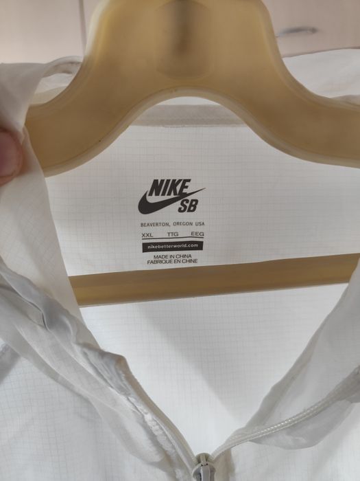 Продавам ветровка на Nike