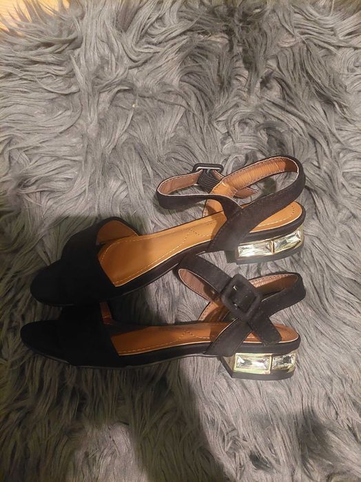 Vand incaltaminte noua, confortabila mar. 35 si 36