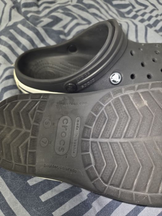 Vând crocsi purtați foarte putin