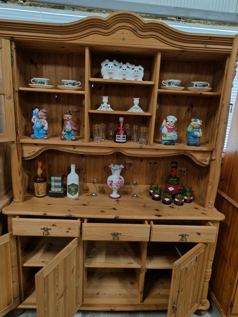 Кухненски бюфет с месингови дръжки