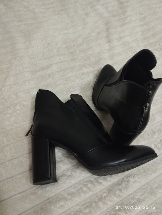 Сапожки с каблуками 40 размер новые 1 раз надевала