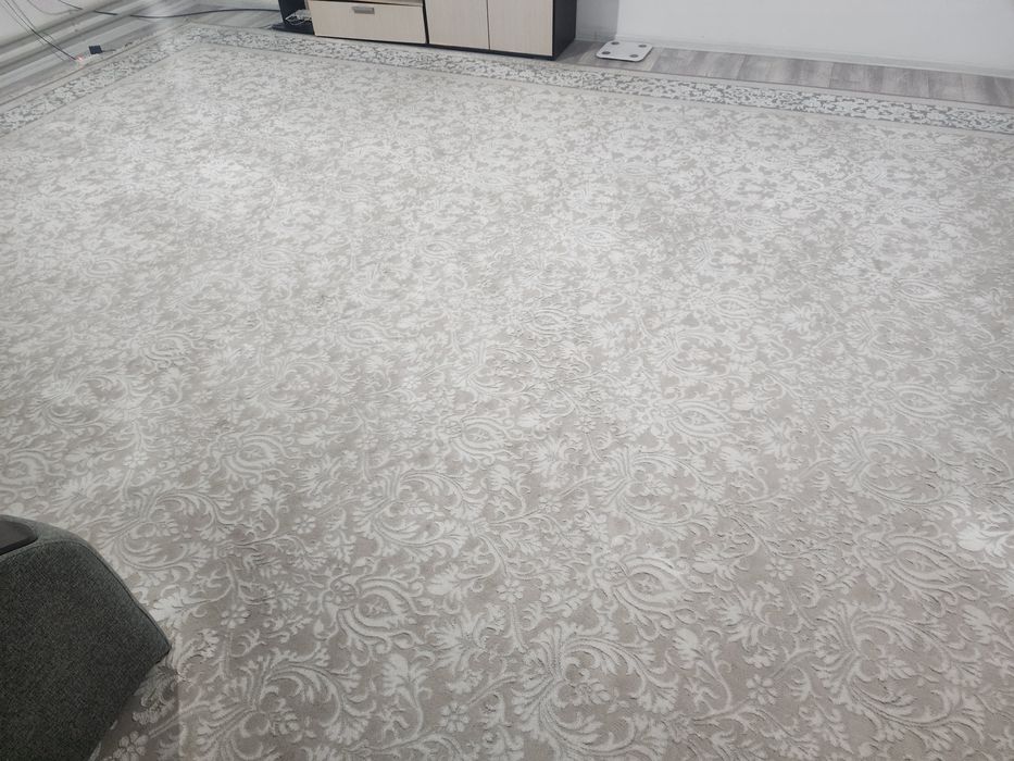 Большой бело-серый ковер с узорами
