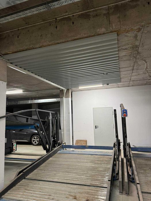 Давам под наем подземно паркомясто с платформа за две леки коли