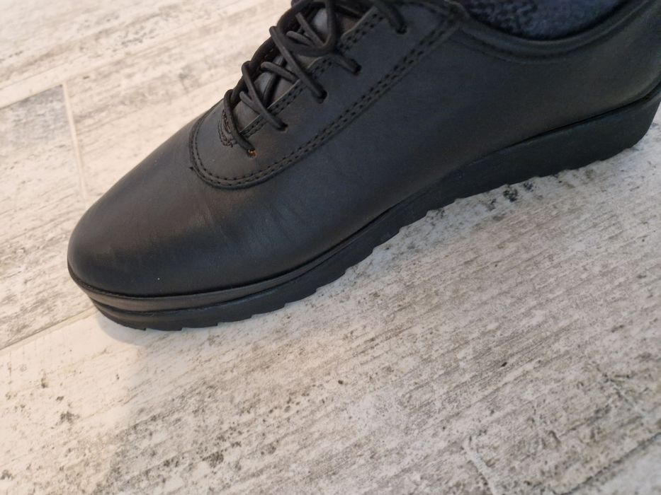 Pantofi negri, piele