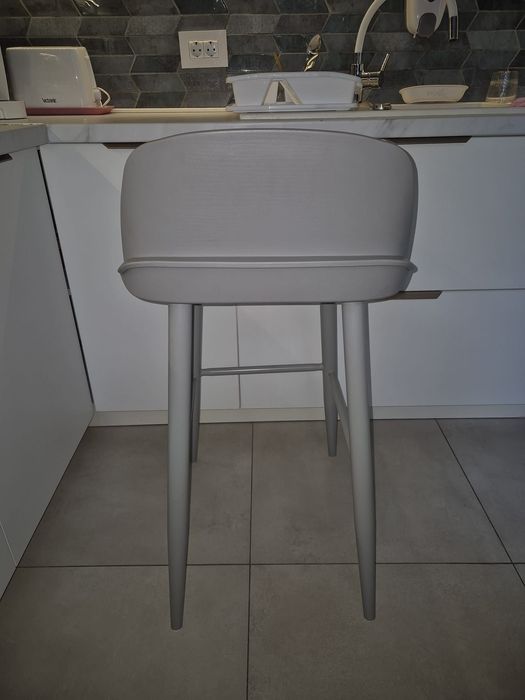 Vând 2 scaune  de bar