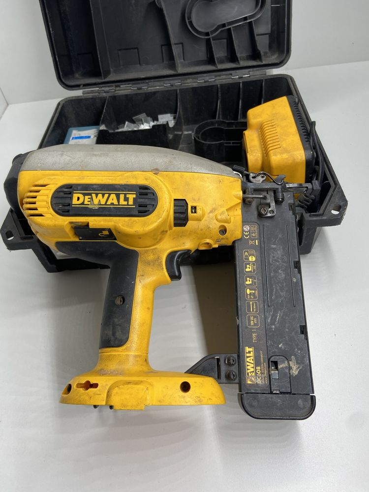 Pistol cuie dewalt dc608