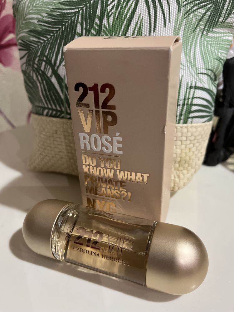 Carolina Herrera 212vip rose