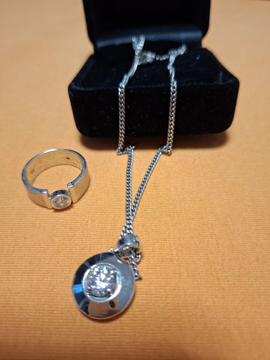 Vând colier si inel set argint pus un ghiul argint