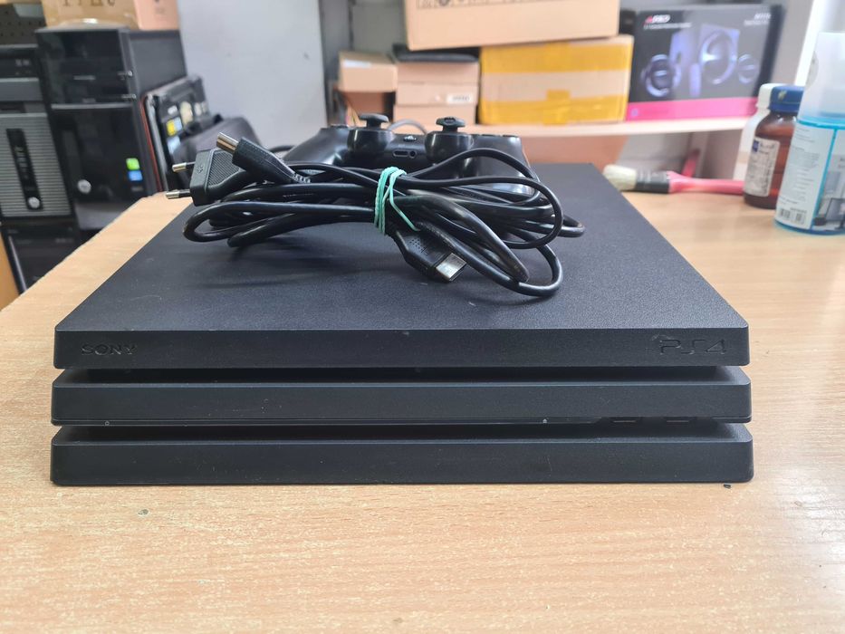 Продавам PS 4 PRO 1Tb  с неработещо CD