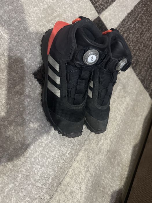 Маратонки Adudas и Nike