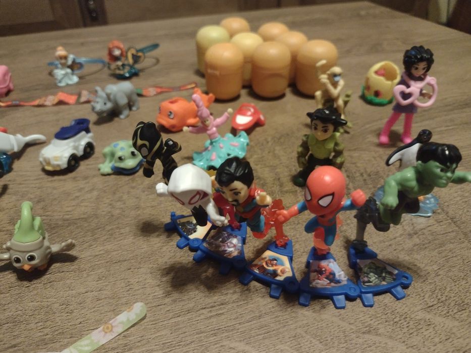 Киндер фигурки сглобени и не отворени +две гривнички около 66 броя.