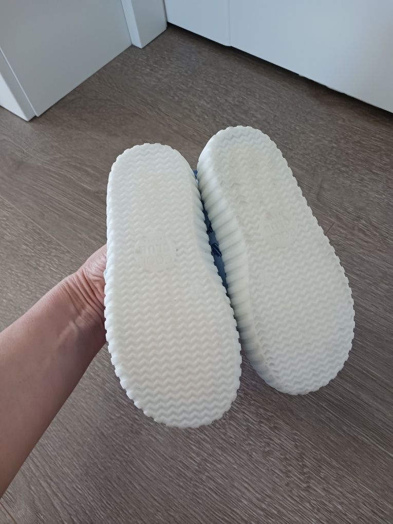 Papuci/ tenesi baiat 24 noi