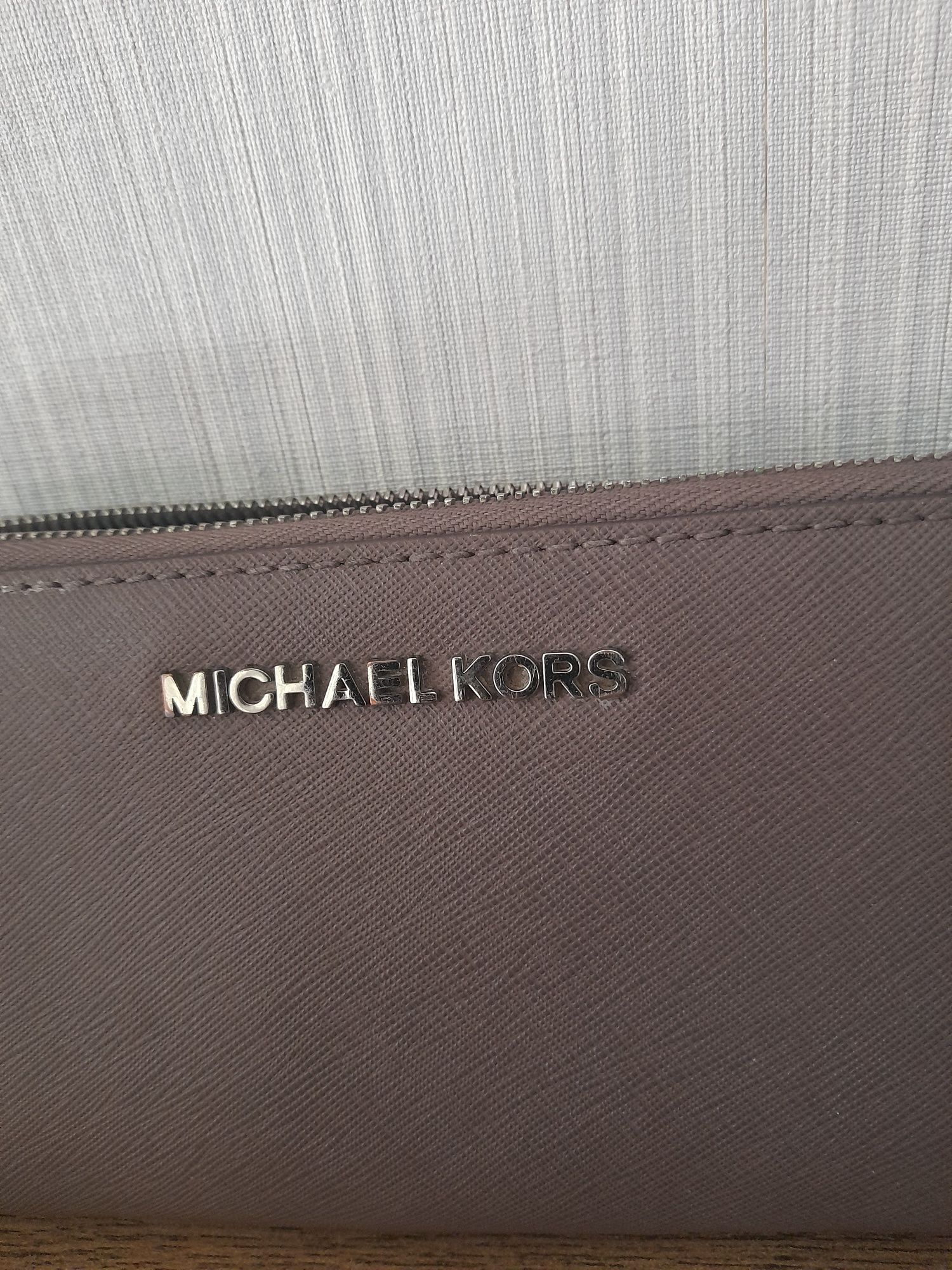 Mishael Kors дамско портмоне.
