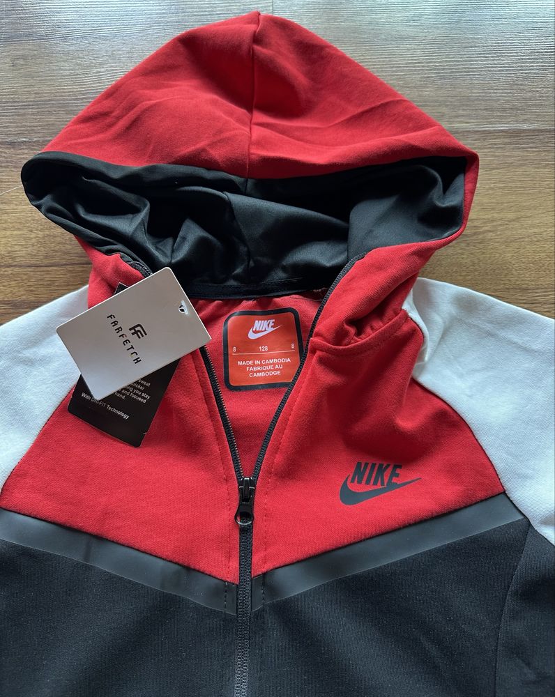 Детски,памучен екип Nike в черно с червено и бяло