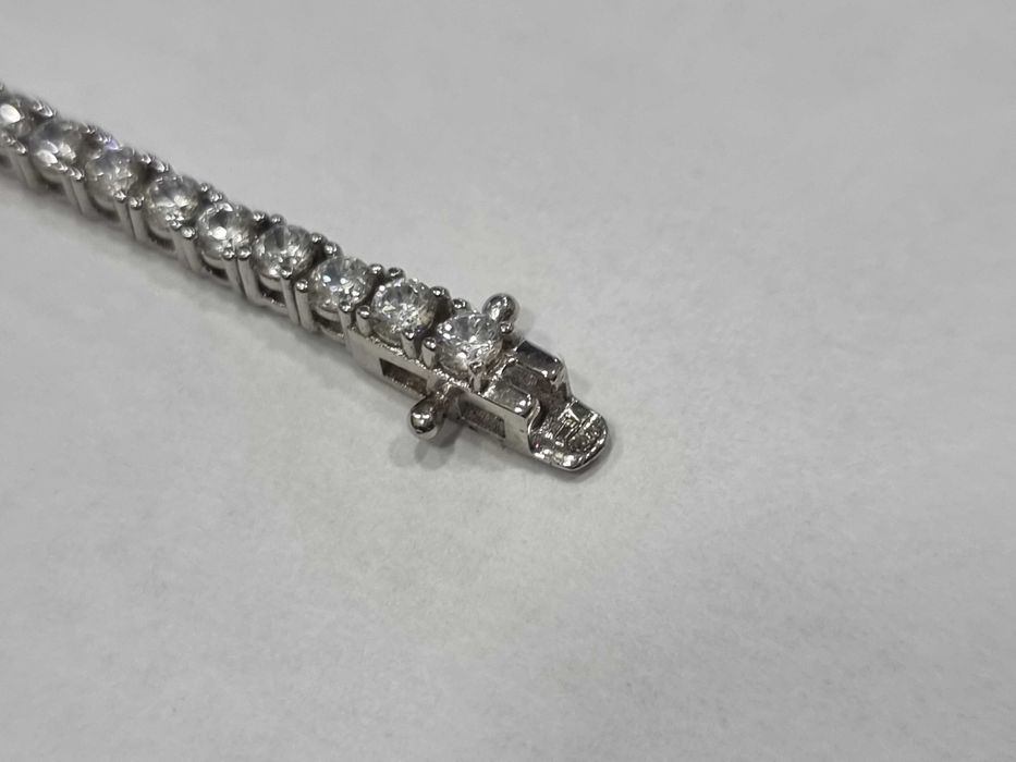 Красива дамска сребърна гривна с инкрустирани множество камъни