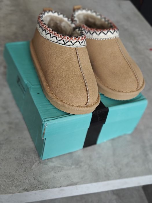 Уги для девочки новые