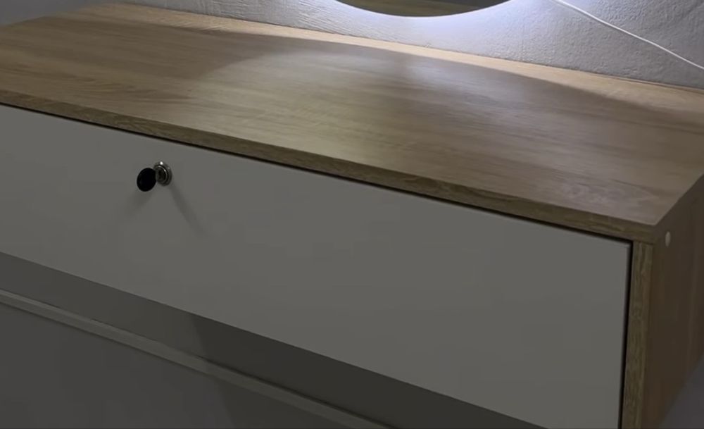 Тумбочка навесная с ключом