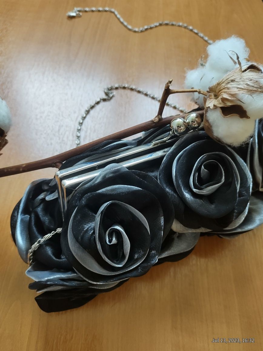 Официална чанта на рози в черно и сребърно