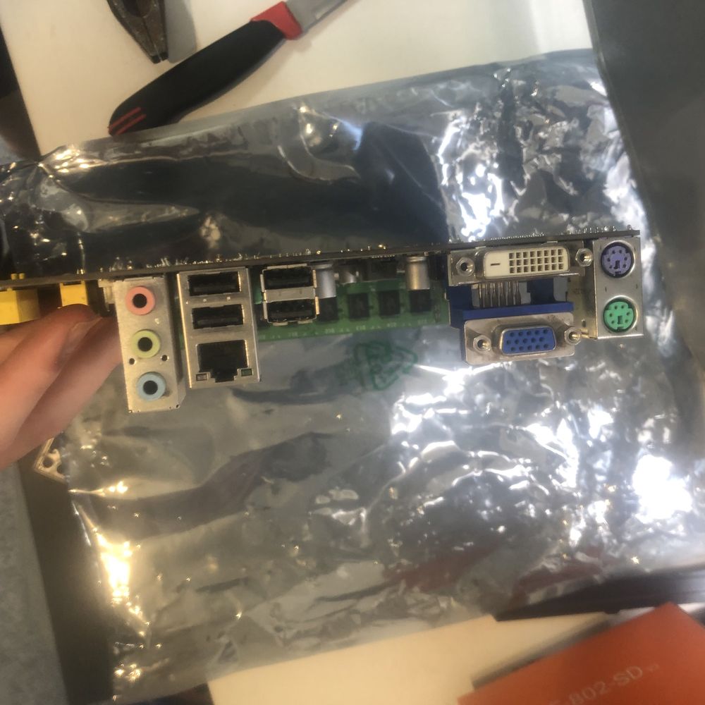 Foxconn h61mxt1/f2  +i52400 8gb озу