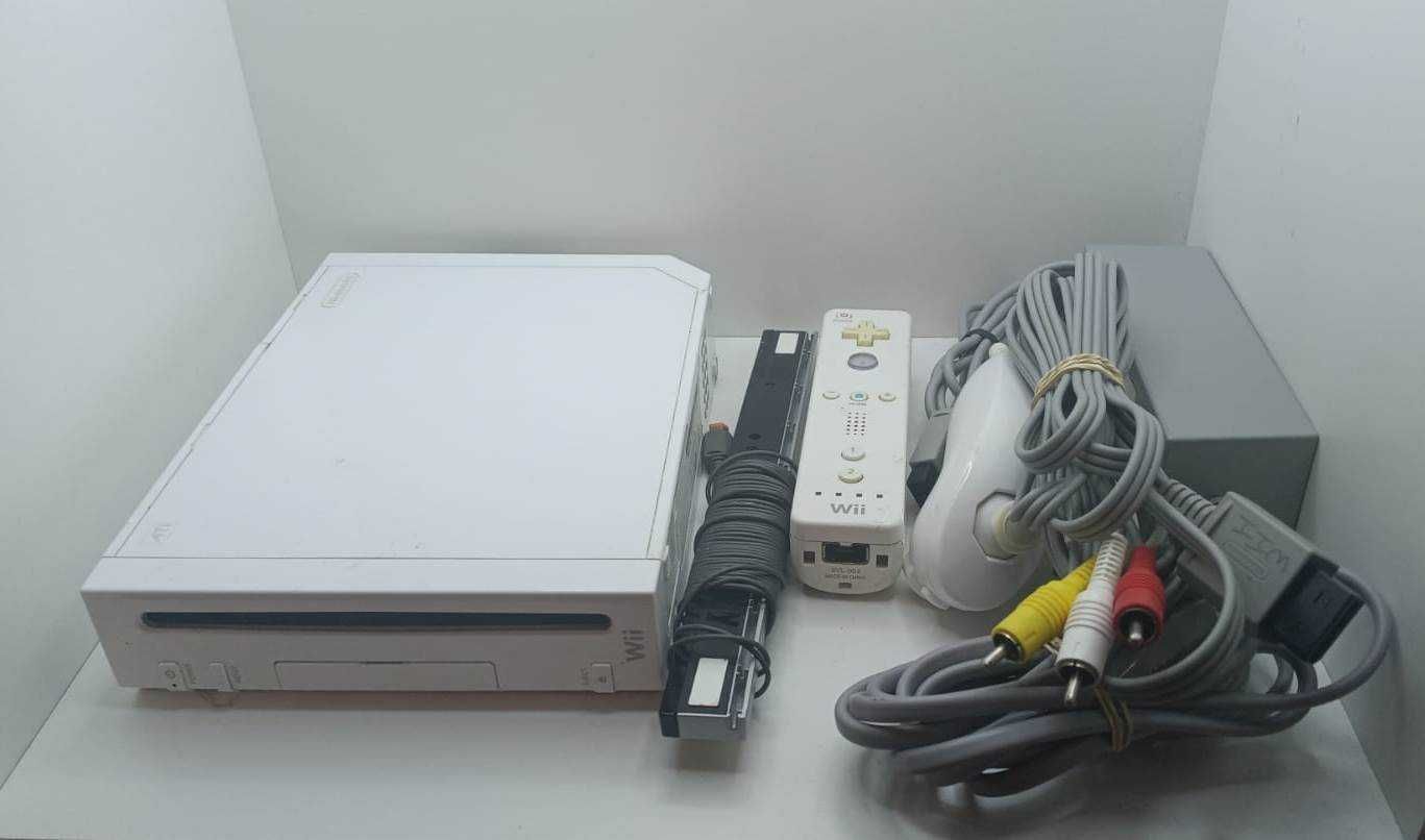 Consola Nintendo Wii - completa cu remote, nunchuk, etc