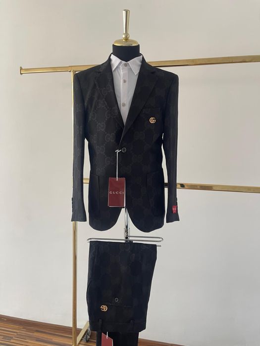 Costum Gucci . Impresionant