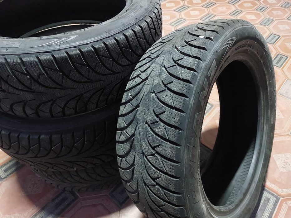 Продам комплект зимних шин р-р 215/55/17