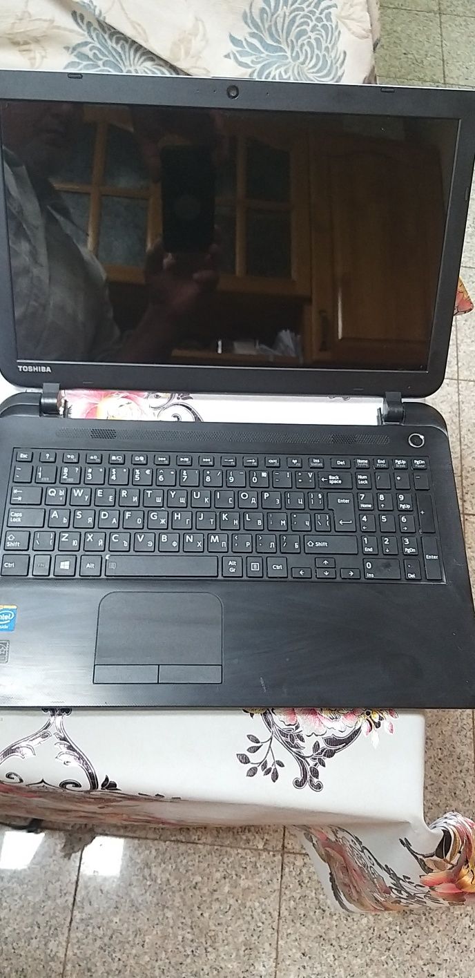 Лаптоп  Toshiba работи