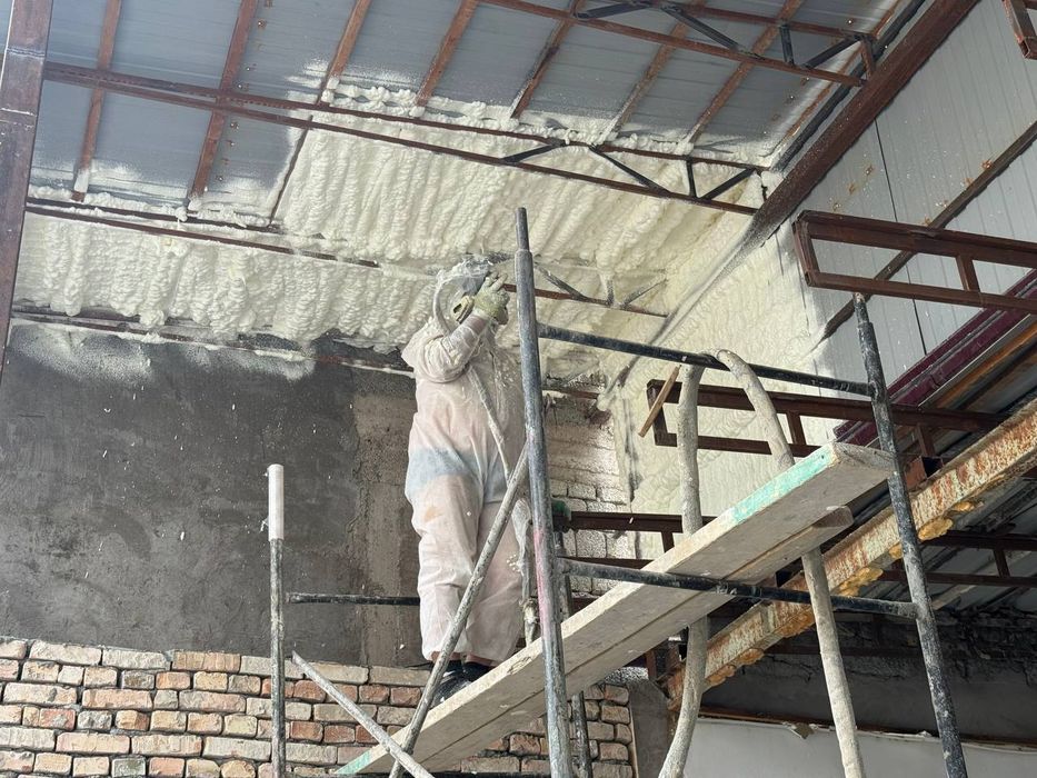 Energiya tejamkor uy uchun pena izolatsiya xizmati