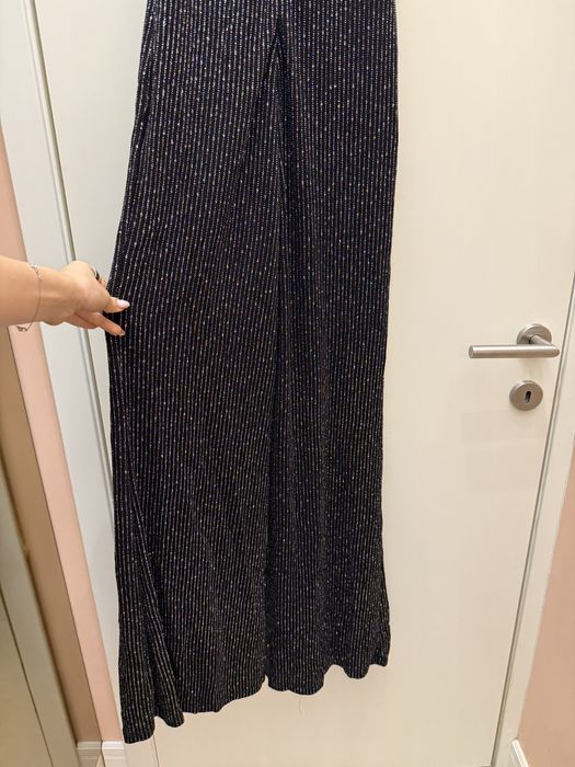 Блестящ гащеризон с прозрачни детайли и широки крачоли