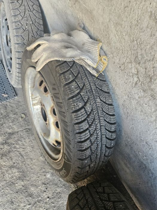 Продам шипованные шины на 13