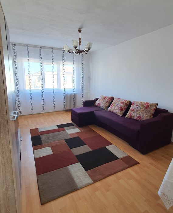 Vand apartament 2 camere, decomandat. Vis a vis de Pizzeria Grigo.