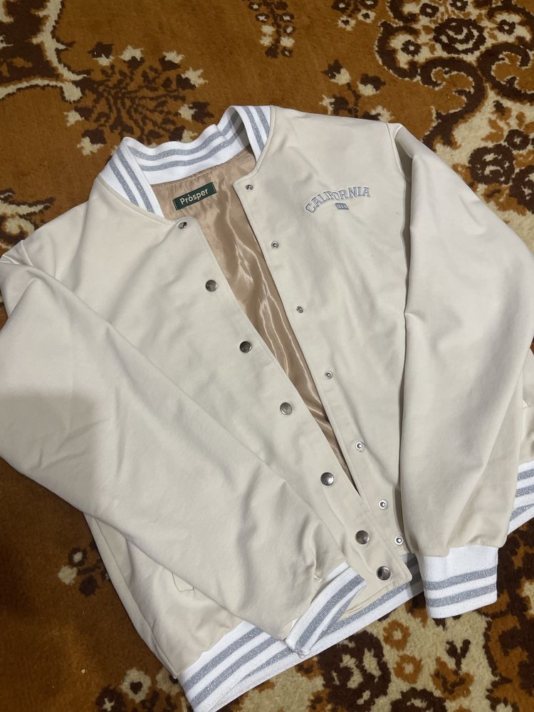 Продам вещи б/у в хорошем качестве. Платья размер S-M. Куртки L-Xl.