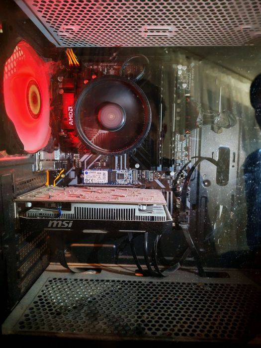 Vând unitate centrala +monitor tastatura.