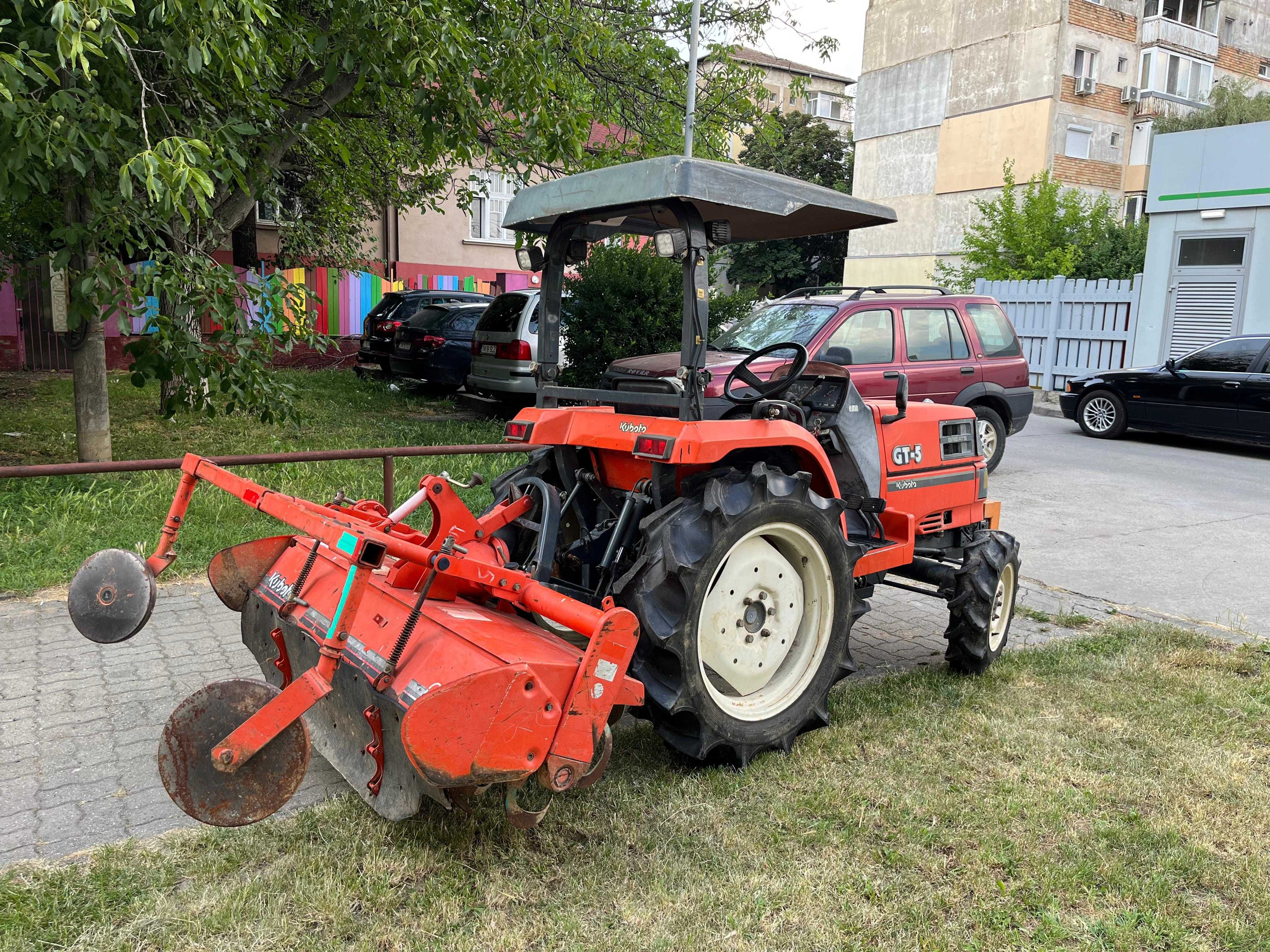 Tractor 4x4 Kubota GT5 cu freza