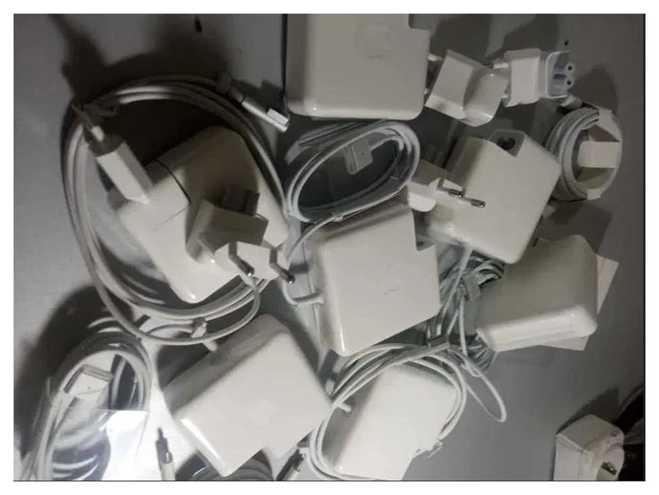 - - на ваш MacBook - зарядка, блок питания (от макбука) -