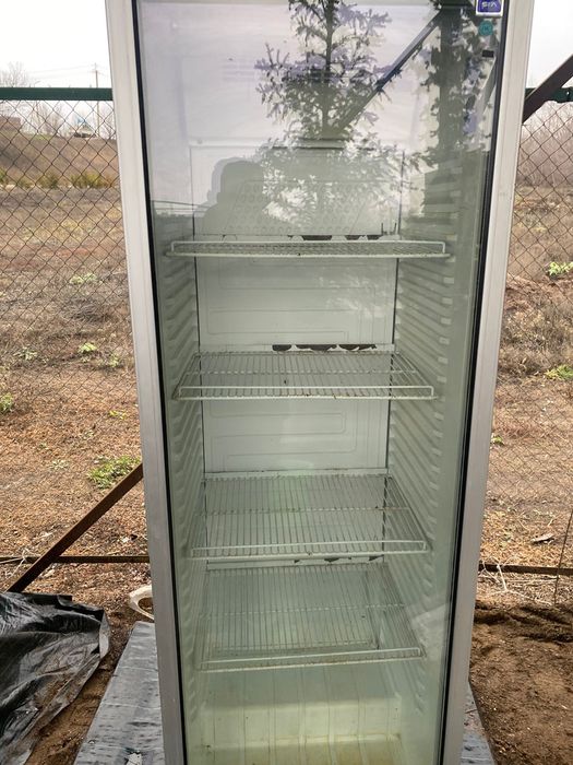Продам витриный холодильник