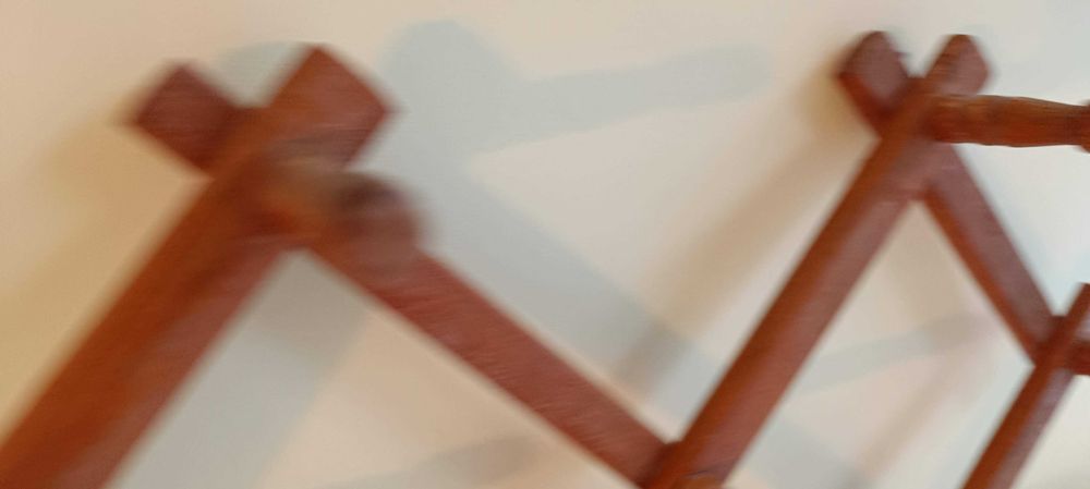 Дървена закачалка