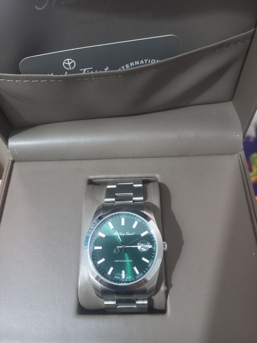 Часы продается с коробкой срочно