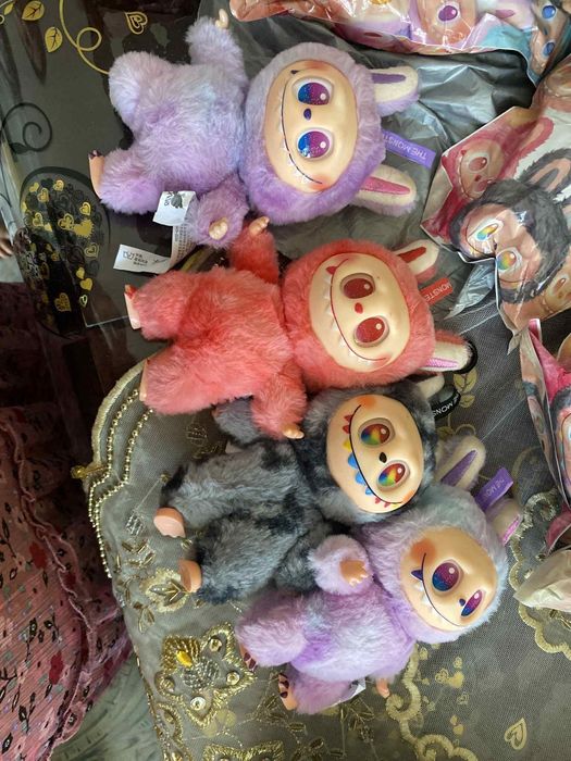 Labubu noi în cutie pe mai multe culori