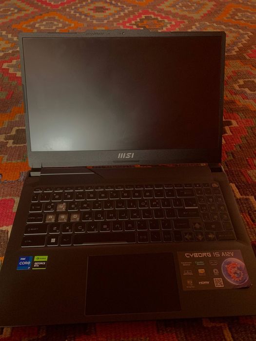 MSI Cyborg 15 A12V qarshi holati yaxshi