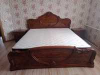 Продам двухспальный кровать с матрасом и  с двумя тумбочками